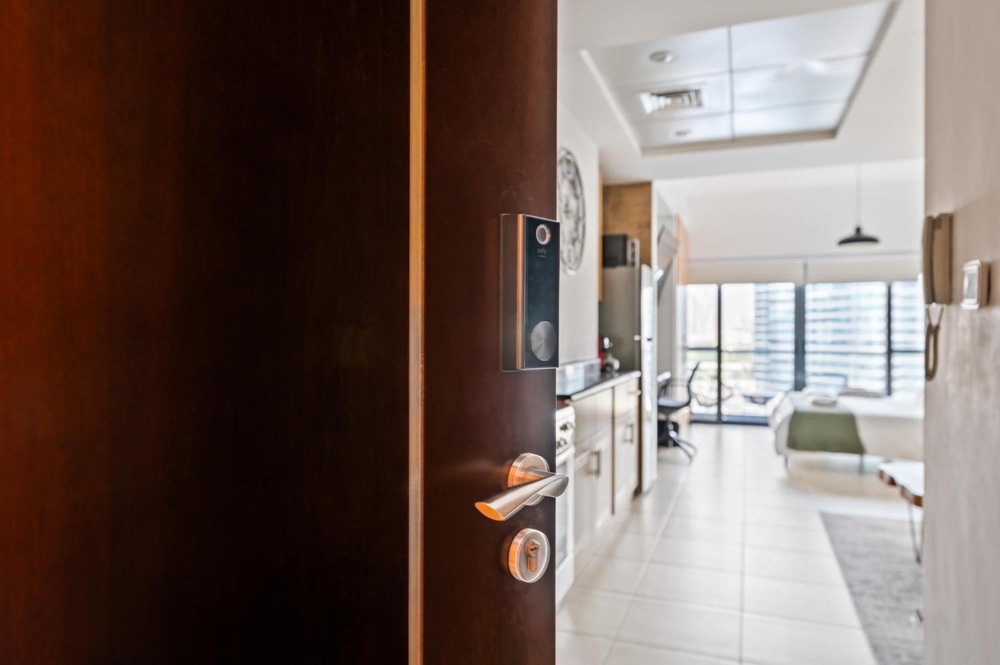 Upscale Studio Full Lake View In Goldcrest View Tower Ντουμπάι Εξωτερικό φωτογραφία