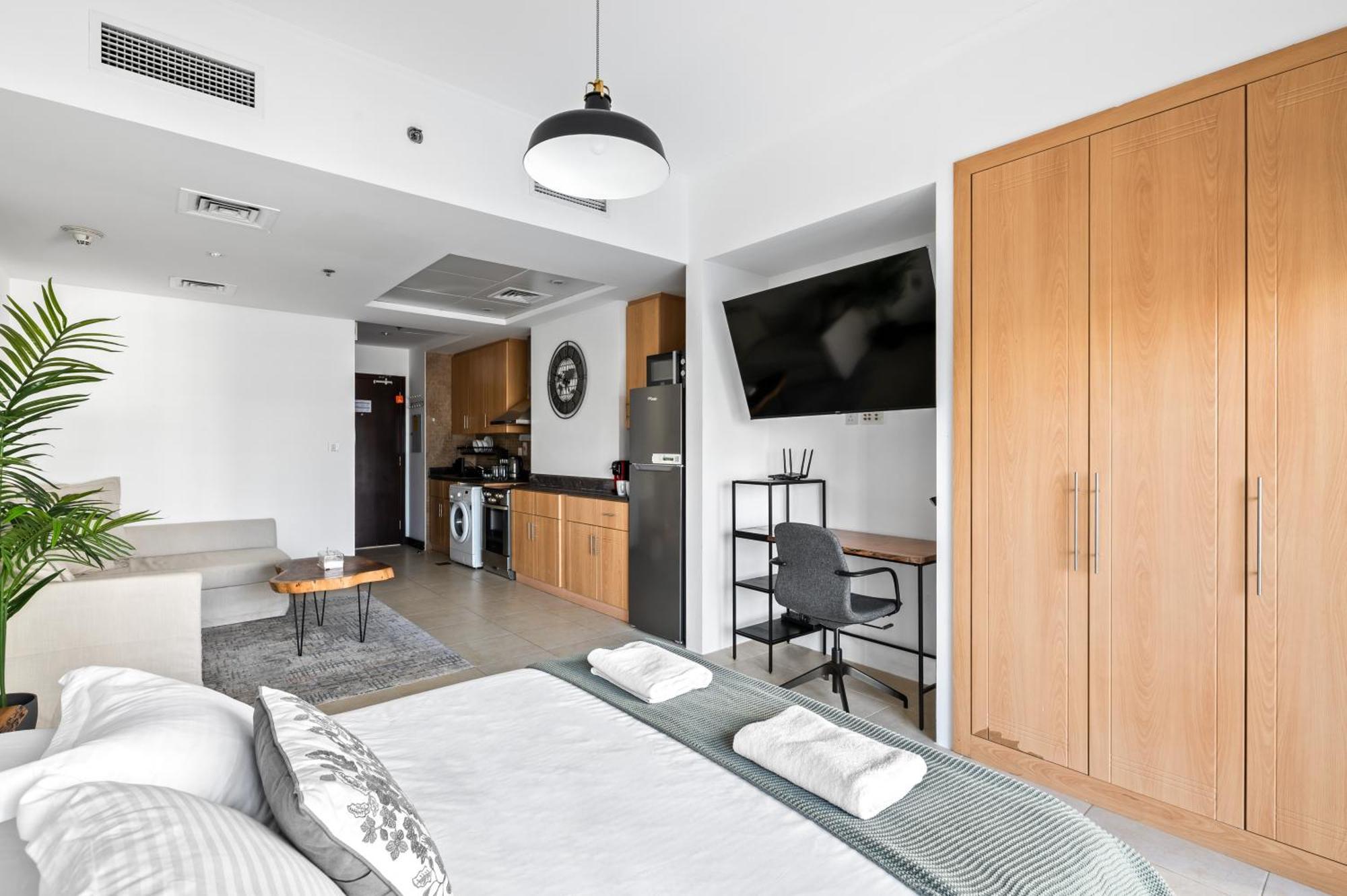 Upscale Studio Full Lake View In Goldcrest View Tower Ντουμπάι Εξωτερικό φωτογραφία