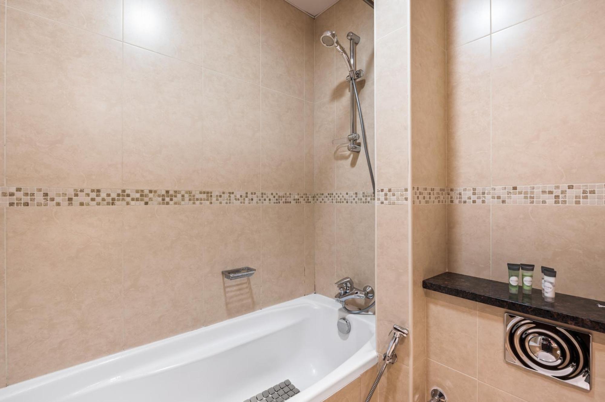 Upscale Studio Full Lake View In Goldcrest View Tower Ντουμπάι Εξωτερικό φωτογραφία